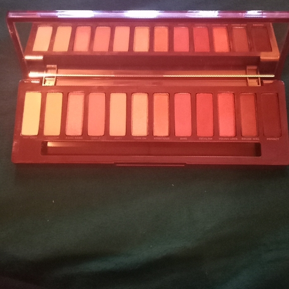URBAN DECAY NAKED CHERRY PALETTE - Picture 2 of 3